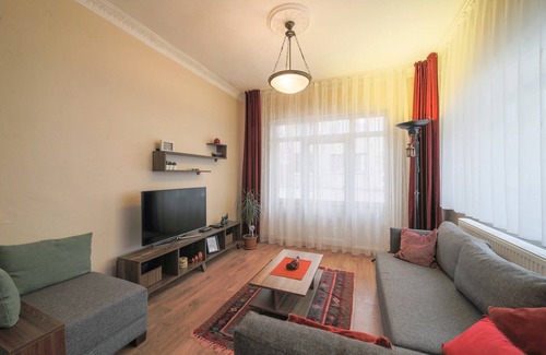 Bakırkoy Apartment | Stylish Retreat in the City Center with Spa & Breakfast