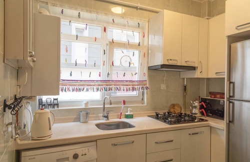 Bakırkoy Apartment | Stylish Retreat in the City Center with Spa & Breakfast
