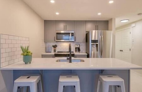 Northwest Calgary Apartment | Stylish & Comfy Mountain Escape King Bed 1 Hour from Banff National Park