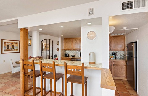 Northeast Santa Fe Hotel | Elegant Condo Near Plaza with Pool, Spa & Fireplace