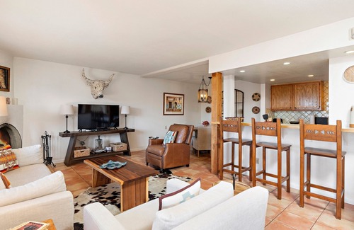 Northeast Santa Fe Hotel | Elegant Condo Near Plaza with Pool, Spa & Fireplace
