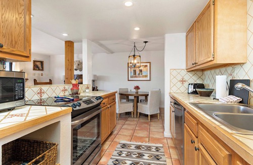 Northeast Santa Fe Hotel | Elegant Condo Near Plaza with Pool, Spa & Fireplace