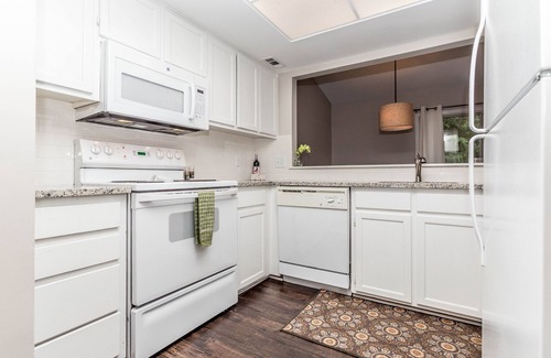 Charlotte Condo | Ideal Condo Retreat Near Southpark with Spa and Pool Access