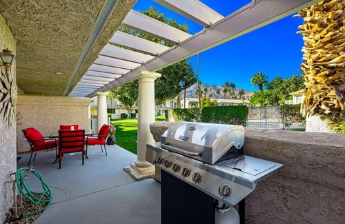 Araby Condo | Stylish Condo Steps from Pool & Tennis in Palm Springs
