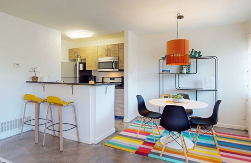 Travis Heights Condo | Modern Condo with Pool, Kitchen & Downtown Views