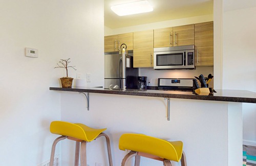 Travis Heights Condo | Modern Condo with Pool, Kitchen & Downtown Views