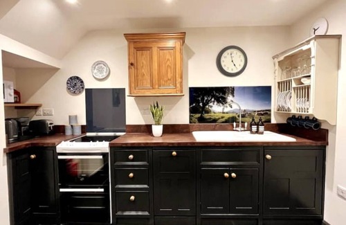 Penrith House | Cozy Barn Stay by Michelin-Starred Pub with Great Amenities
