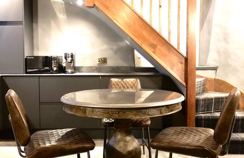 St Davids Cottage | Chic Cottage Retreat in the Heart of the City with Ocean View