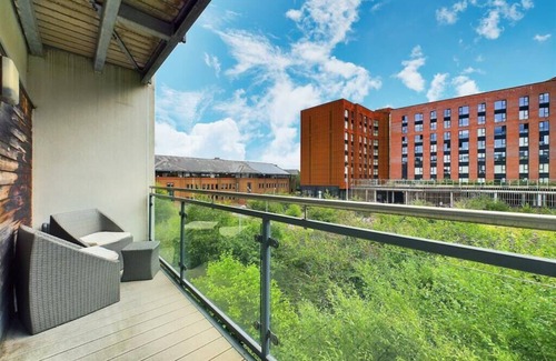 Sheffield Apartment | Stylish & Cosy Studio with Balcony Views - Vibrant City Centre!