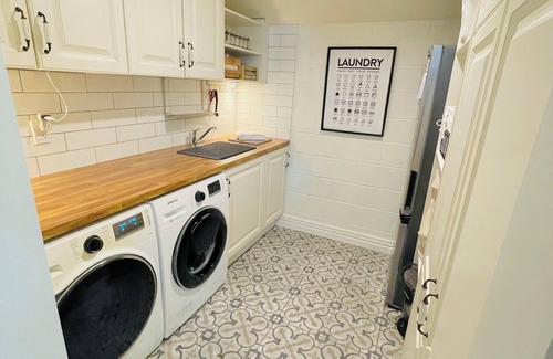 Bishopdale Cottage | Modern Cottage Near Airport with Spa & Family Amenities