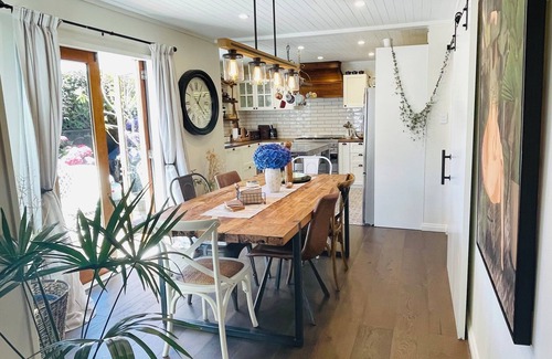 Bishopdale Cottage | Modern Cottage Near Airport with Spa & Family Amenities