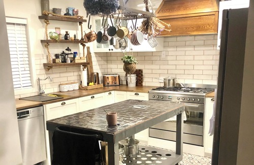 Bishopdale Cottage | Modern Cottage Near Airport with Spa & Family Amenities