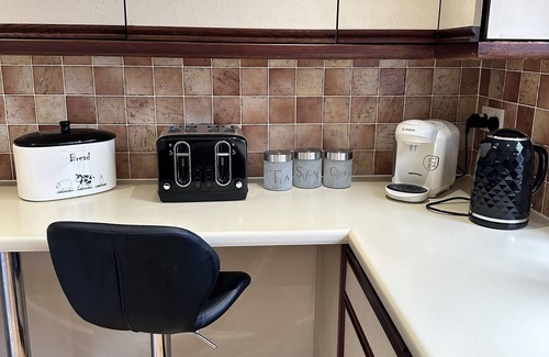 Tean Cottage | Elegant Cottage Near Alton Towers with Spa & Family Perks