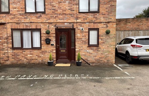 Tean Cottage | Elegant Cottage Near Alton Towers with Spa & Family Perks