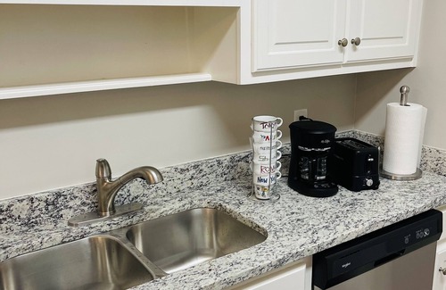 Buford House | Chic 3-Bed Retreat: Pet-Friendly with Modern Amenities