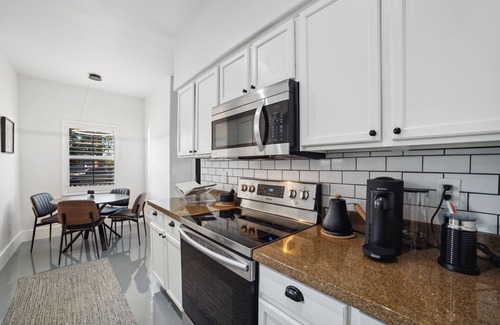 Governmental Mall House | Stylish Downtown Retreat with Yard & Parking Near DTPHX