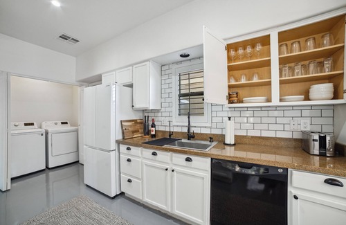Governmental Mall House | Stylish Downtown Retreat with Yard & Parking Near DTPHX