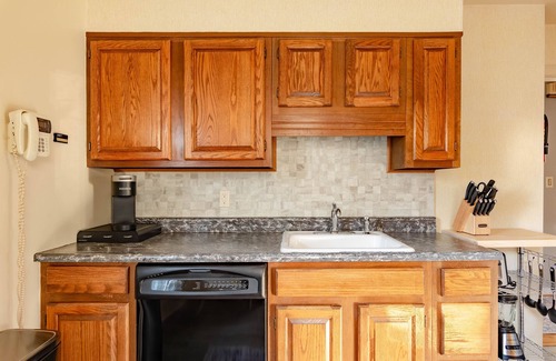 Dearborn House | Comfortable Home Away With Breakfast & Kitchen Amenities