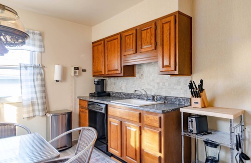 Dearborn House | Comfortable Home Away With Breakfast & Kitchen Amenities