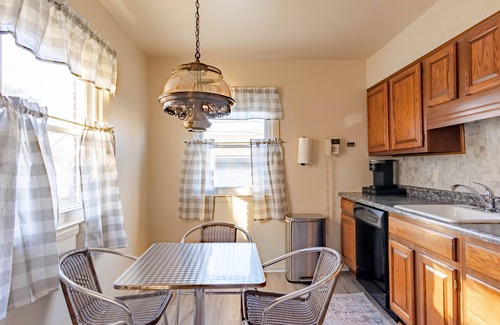 Dearborn House | Comfortable Home Away With Breakfast & Kitchen Amenities