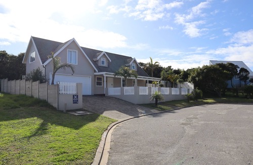 Wilderness House | Stylish House with Pool - Just 5 Minutes to the Beach!