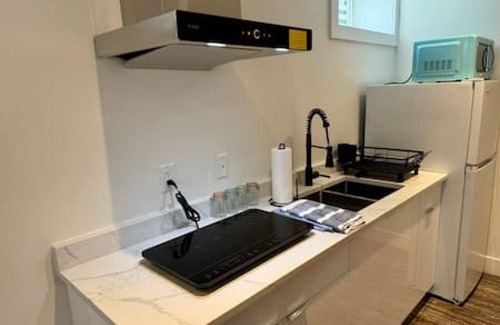 Riley Park-Little Mountain House | Stylish cozy suite in Riley Park