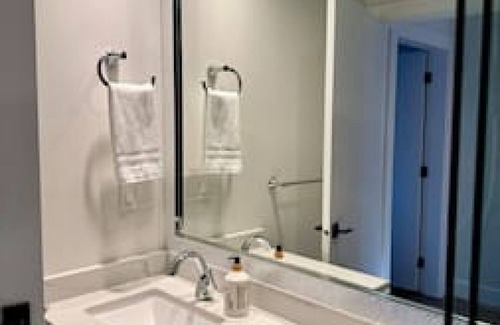 Riley Park-Little Mountain House | Stylish cozy suite in Riley Park
