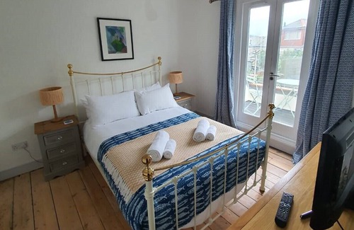 Dartmouth House | Stylish Dartmouth House with River View & Large Garden