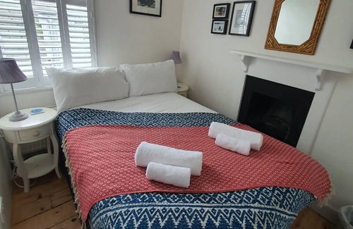 Dartmouth House | Stylish Dartmouth House with River View & Large Garden