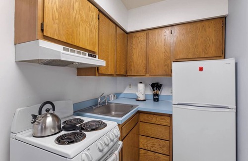 Washington Square West Apartment | Deluxe Flat with Spa and Pet-Friendly Amenities