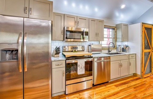 Swannanoa Cottage | Modern Dog-Friendly Cottage with Fast WiFi & Ideal Location