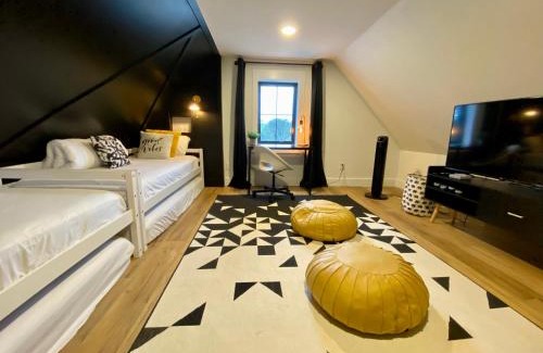 Kingsville House | Modern Kingsville Retreat with Putting Green & Firepit