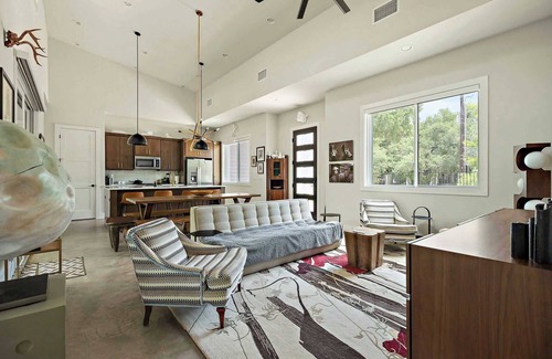 MLK House | Stylish East Austin Home | 2BR | BBQ | Close to DT