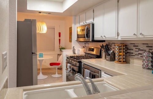 Palm Springs Condo | Elegant Condo with Pool & Spa at Oasis Resort, South Palm Springs