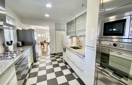 Guadalmina House | Modern 4-Bedroom Villa with Pool and Ocean Views in Guadalmina