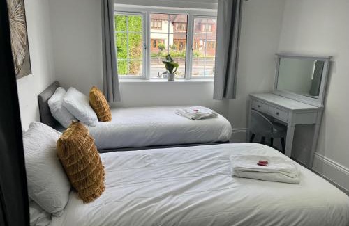 Squirrel's Heath Apartment | Top-Rated Stylish Flat in London - Ideal for Families