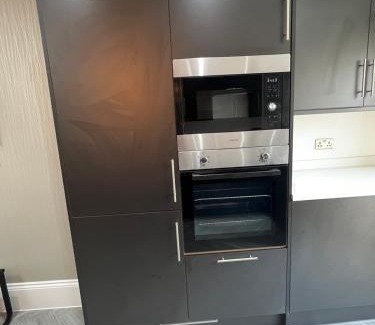 Squirrel's Heath Apartment | Top-Rated Stylish Flat in London - Ideal for Families
