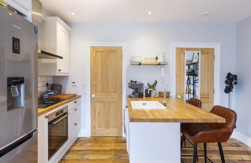 Clifton Apartment | Trendy Flat on Scenic Clifton Street with Ocean Views