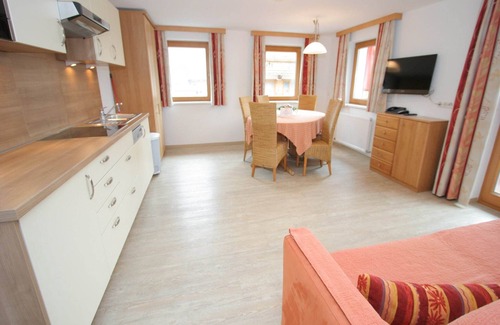 Uderns Apartment | Cozy Holiday Flat in Uderns, Family-Friendly with Kitchen