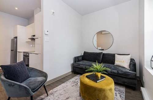 Plateau Mont Royal Apartment | Chic 1 Bedroom Apartment in Le Plateau - Rated 9.8/10