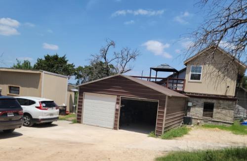 Killeen Apartment | Stylish Garage Apartment by Reese Creek