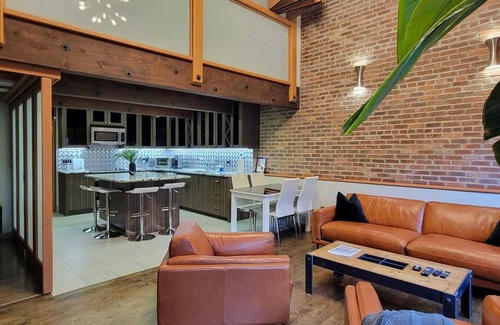 Gastown Apartment | Stylish Gastown Loft w/Soaker Tub & Fireplace