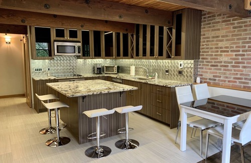 Gastown Apartment | Stylish Gastown Loft w/Soaker Tub & Fireplace