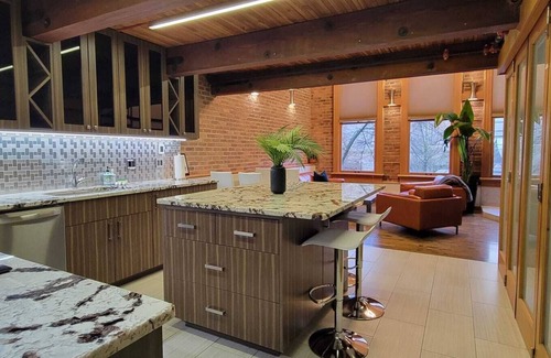 Gastown Apartment | Stylish Gastown Loft w/Soaker Tub & Fireplace