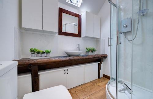Ufford Apartment | Perfect 1Bd Studio in Countryside - Free Parking & WiFi