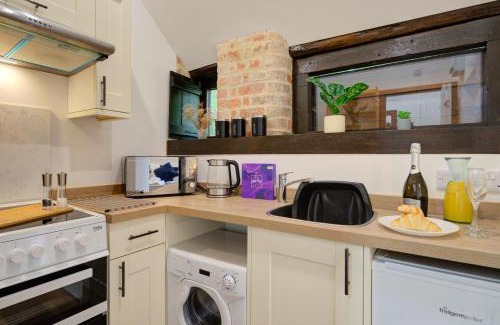 Ufford Apartment | Perfect 1Bd Studio in Countryside - Free Parking & WiFi