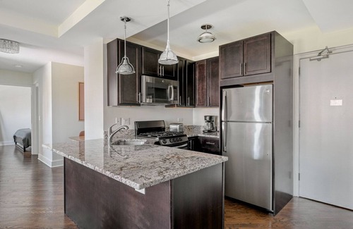 Gold Coast Apartment | Trendy Gold Coast 1BR with Grills, Gym & Pet Amenities