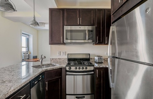 Gold Coast Apartment | Trendy Gold Coast 1BR with Grills, Gym & Pet Amenities