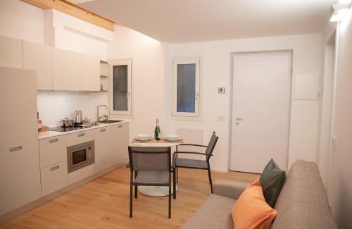 Como Apartment | Elegant Amendola City View Apartments - Family Friendly Stay