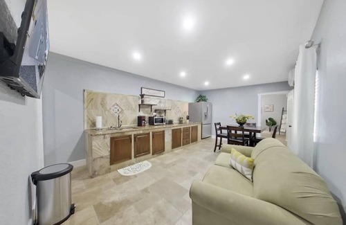 Tampa Villa | Top-Rated Violet St Guest Suite with Spa & Breakfast